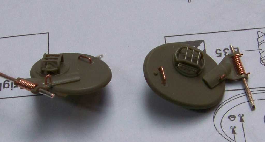 1:35 M42A1 Duster - driver's and track commander's hatch covers